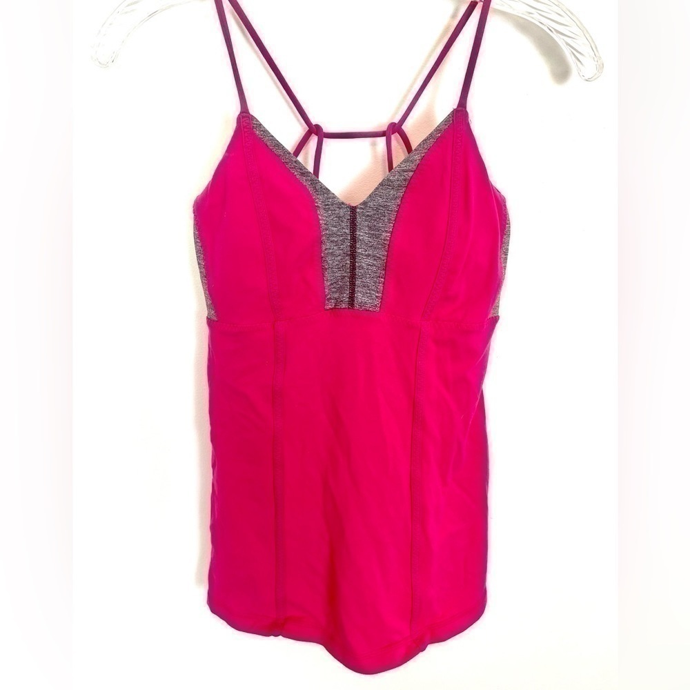 🎉2/$15 LULULEMON top size 6